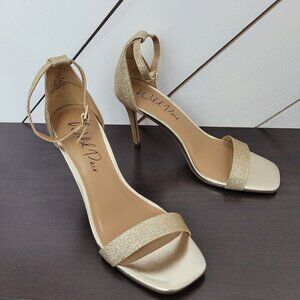 NEW Wild Pair Bethie2 Light Gold Glitter Women's 8.5M Ankle Strap Heels Sandals